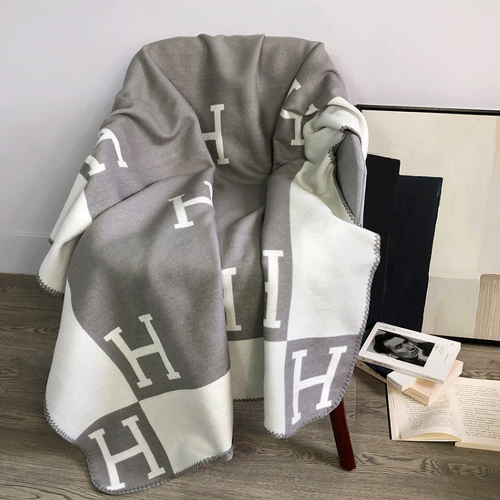 Throw Blanket – Soft Lightweight Sofa and Bed Blanket 140 × 170 cm