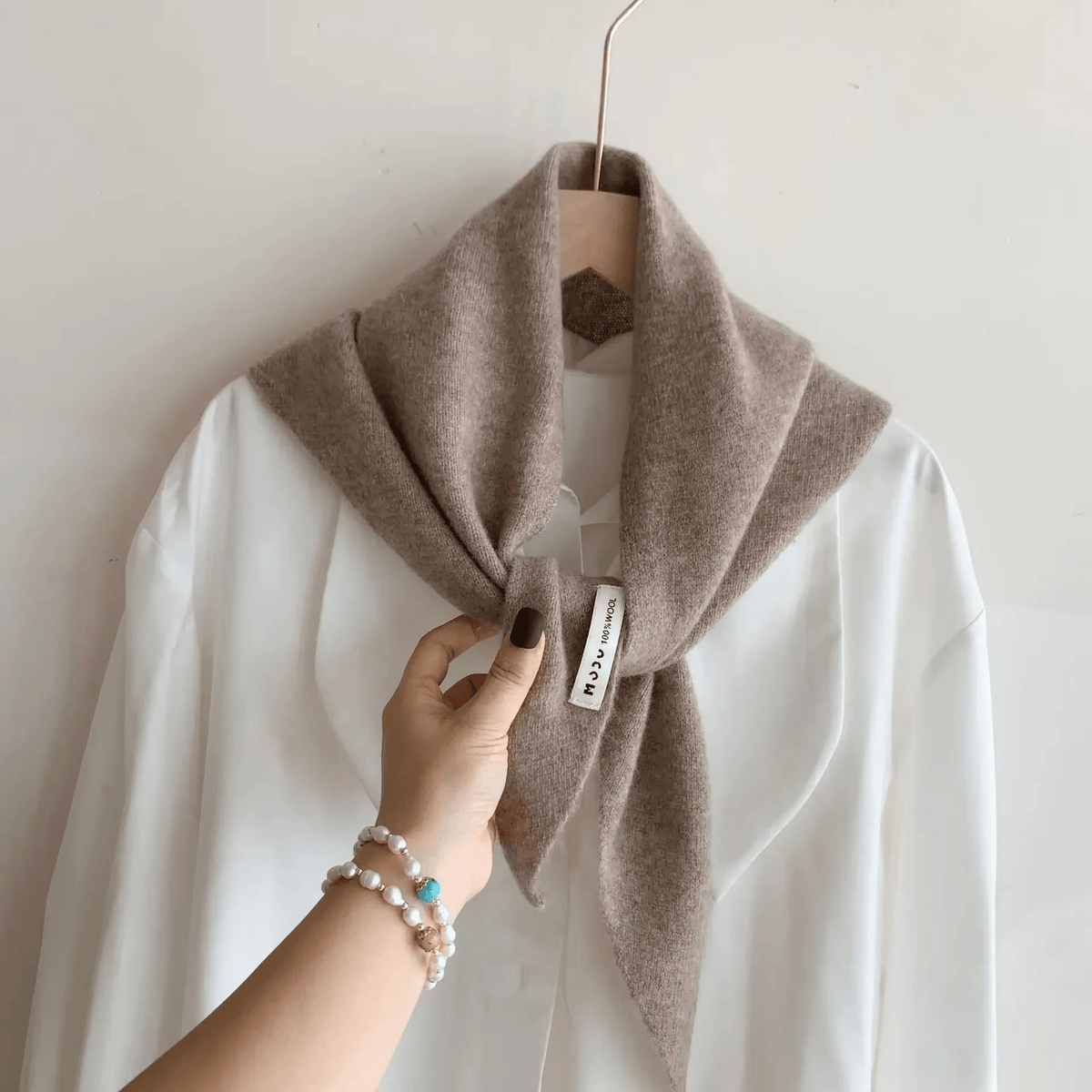 Driehoekige Gebreide Sjaal van Niche Wol – Warm, Elegant & Veelzijdig 6