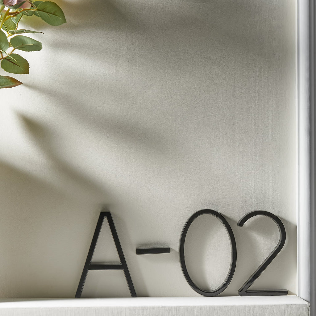 Trilo - Elegant huisnummer van zinklegering met een zwevend design 7