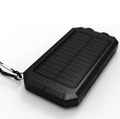 Waterdichte zonne-energie powerbank van 500.000 mAh met dubbele USB-poorten en LED-zaklamp. 0