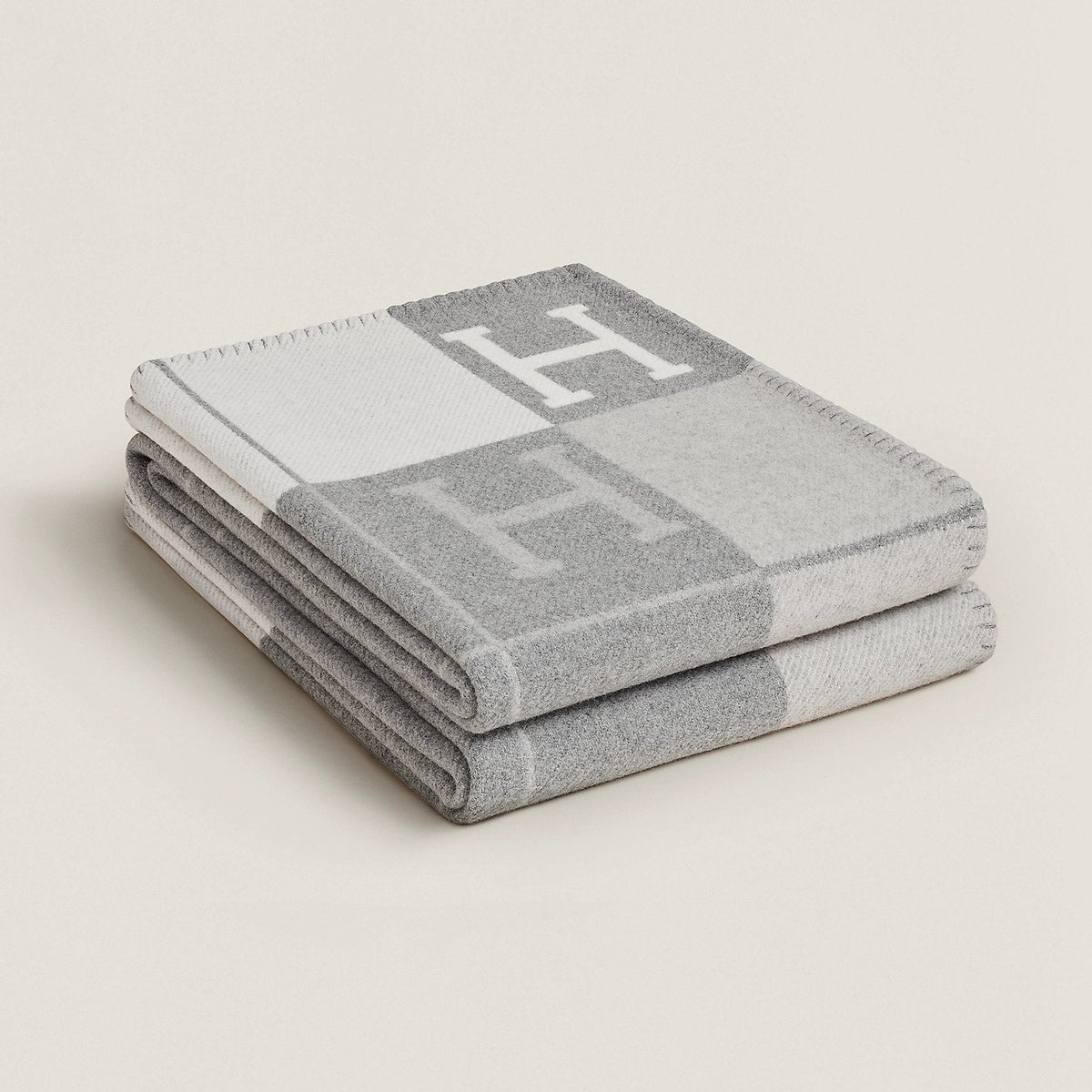 Throw Blanket – Soft Lightweight Sofa and Bed Blanket 140 × 170 cm