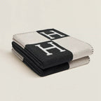 Throw Blanket – Soft Lightweight Sofa and Bed Blanket 140 × 170 cm